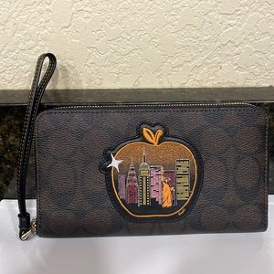 Dempsey Large Phone Wallet In Signature Canvas with Souvenir Skyline Apple.